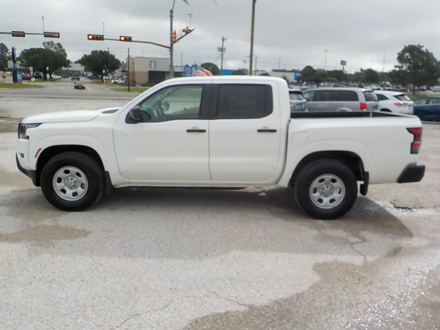 2024 White /Gray Nissan Frontier s (1N6ED1EJXRN) with an 3.8L V6 engine, Automatic transmission, located at 1617 W Church Street, Livingston, TX, 77351, (936) 327-3600, 30.710995, -94.951157 - ONE OWNER!! LOW MILES!! CREW CAB!! - Photo#4